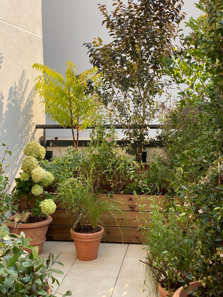 Kleine, Unbedeckte Shabby-Chic Dachterrasse im Dach mit Sichtschutz und Stahlgeländer in Paris