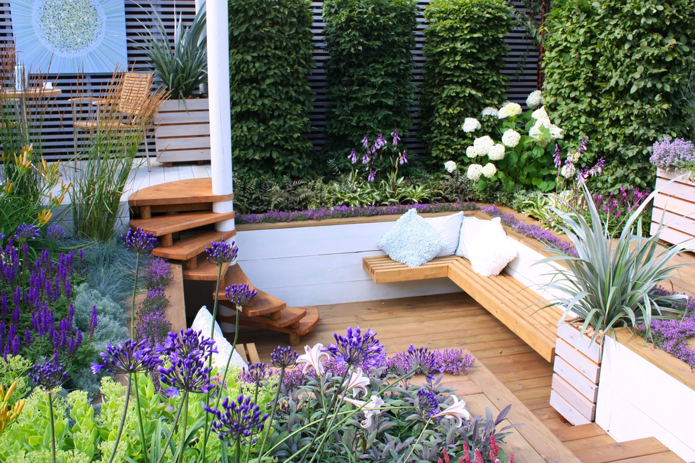 Aménagement d'une terrasse avec des plantes en pots campagne.