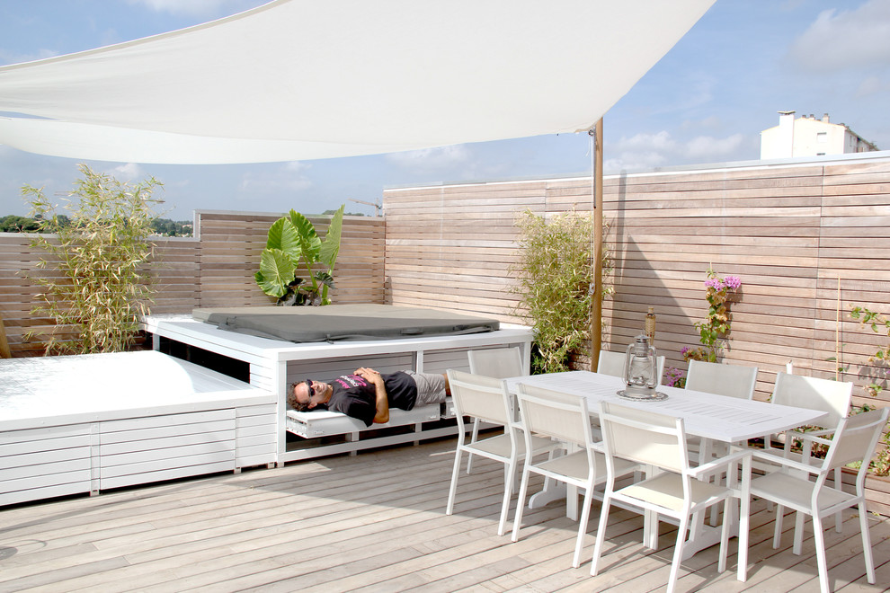 Inspiration for a coastal rooftop deck remodel in Montpellier