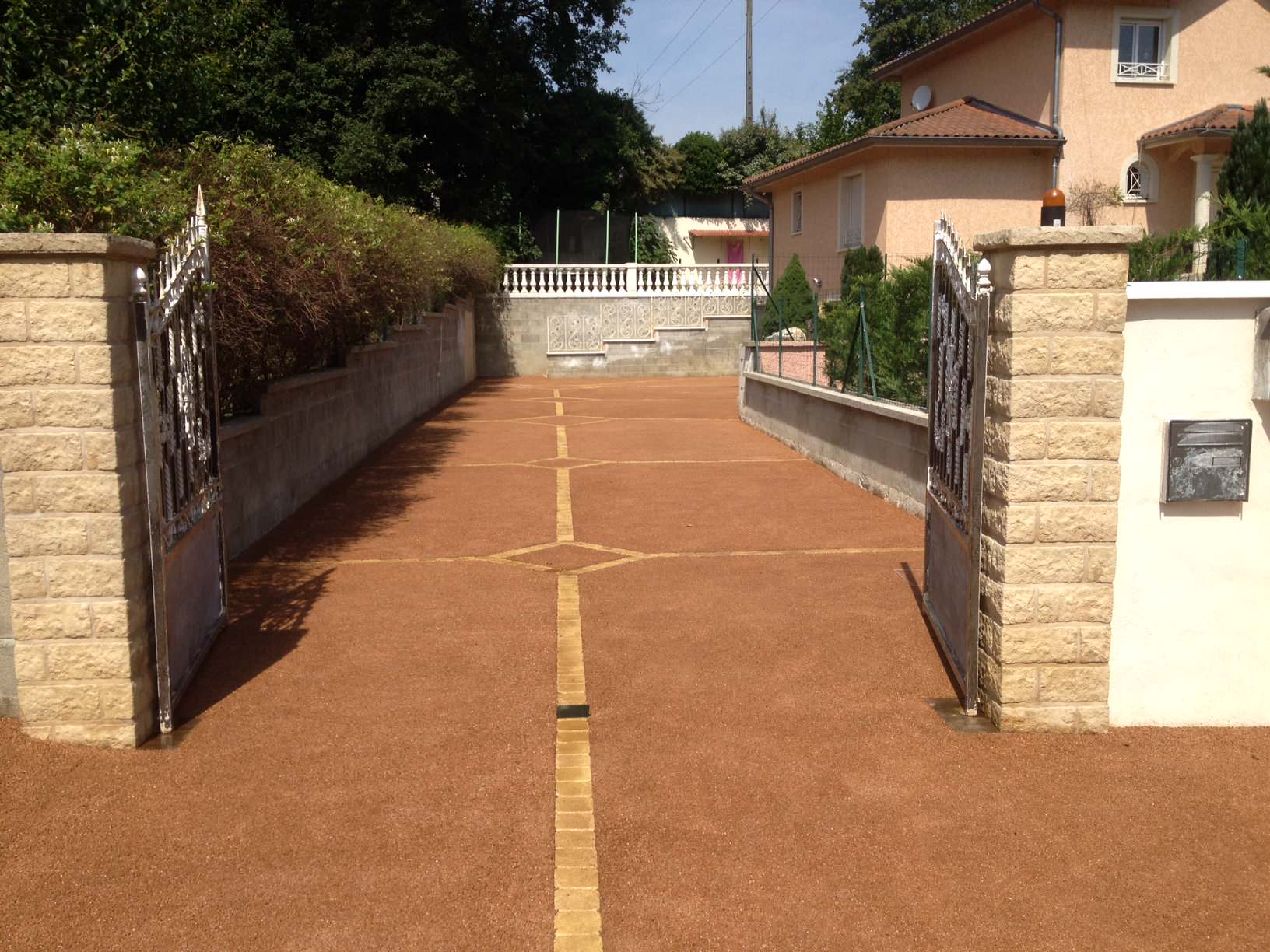 Le béton drainant, idéal pour le sol des terrasses et allées extérieures