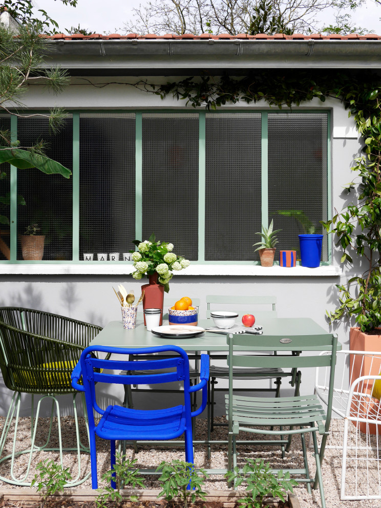 Foto di un patio o portico minimalista di medie dimensioni e davanti casa con ghiaia