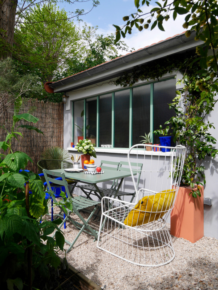 Foto de patio minimalista de tamaño medio en patio delantero con huerto y gravilla