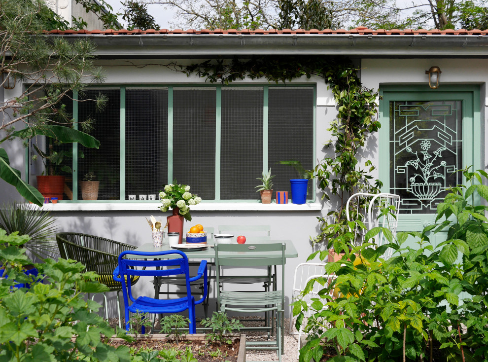 Idee per un patio o portico minimalista di medie dimensioni e davanti casa con ghiaia