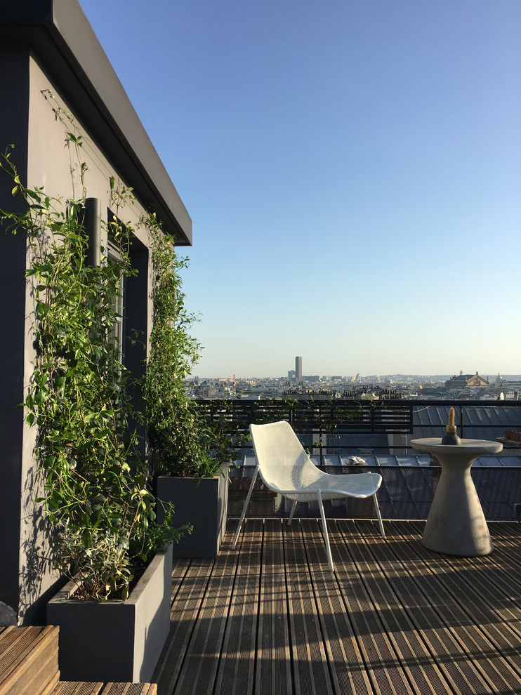 Große, Unbedeckte Moderne Dachterrasse im Dach mit Kübelpflanzen in Paris