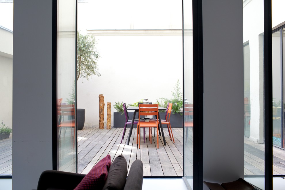 This is an example of a contemporary patio in Paris.