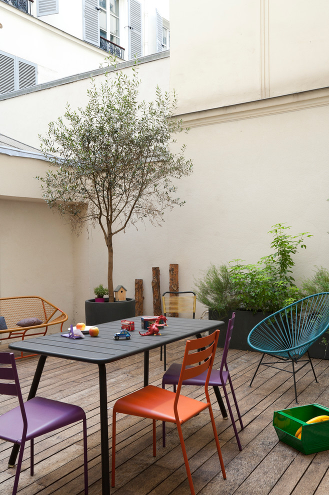 パリにあるコンテンポラリースタイルのおしゃれな中庭のテラス (デッキ材舗装、日よけなし、コンテナガーデン) の写真