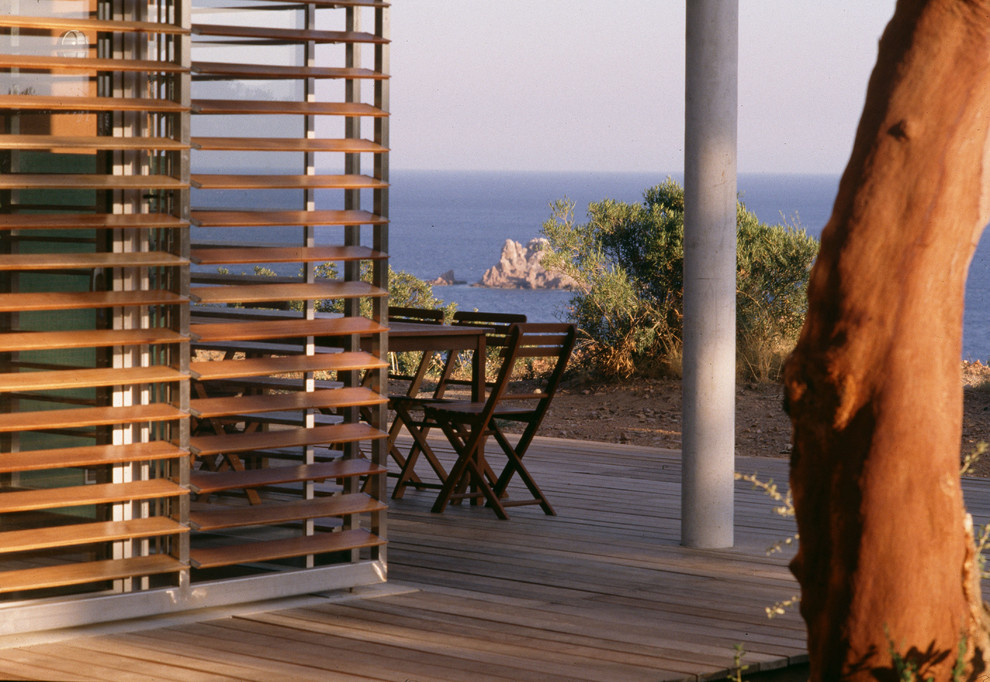 Cette photo montre une grande terrasse latérale méditerranéenne avec une cuisine d'été et une pergola.