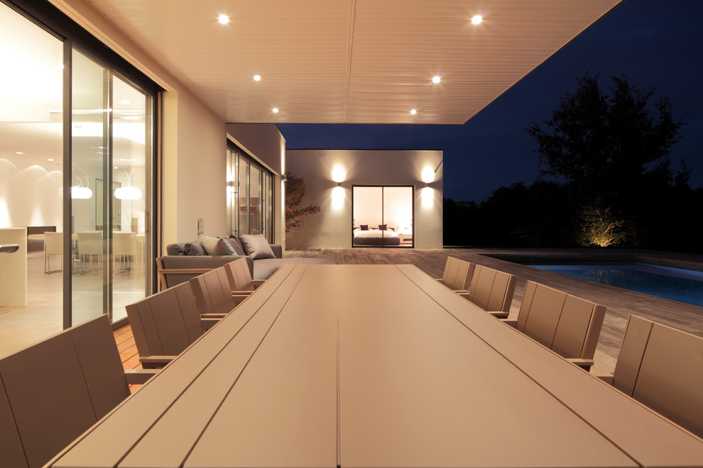Idées déco pour une grande terrasse latérale contemporaine avec une extension de toiture.