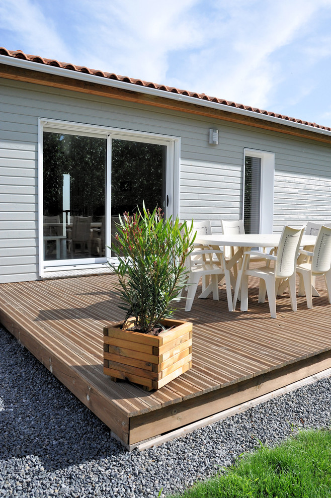Идея дизайна: маленькая терраса на заднем дворе в классическом стиле с растениями в контейнерах без защиты от солнца для на участке и в саду