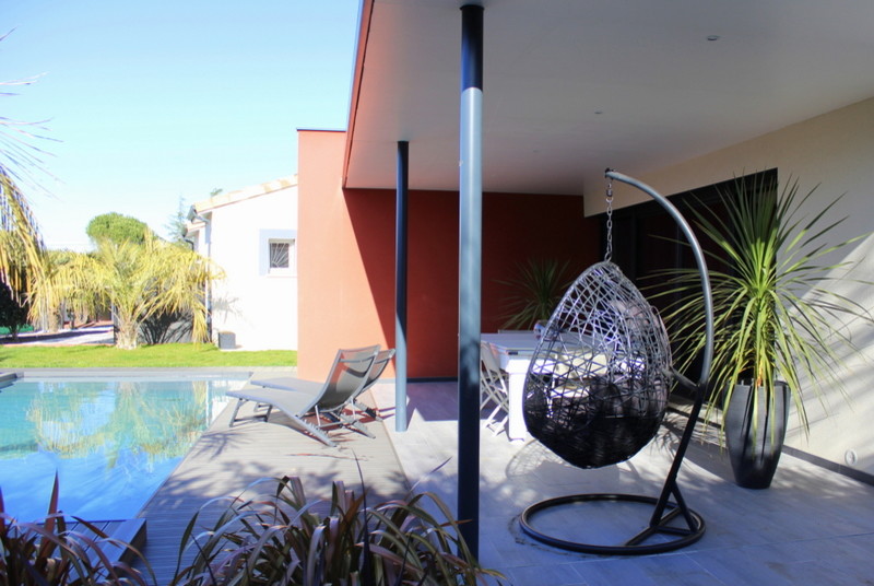 Aménagement d'une terrasse latérale contemporaine avec un auvent.