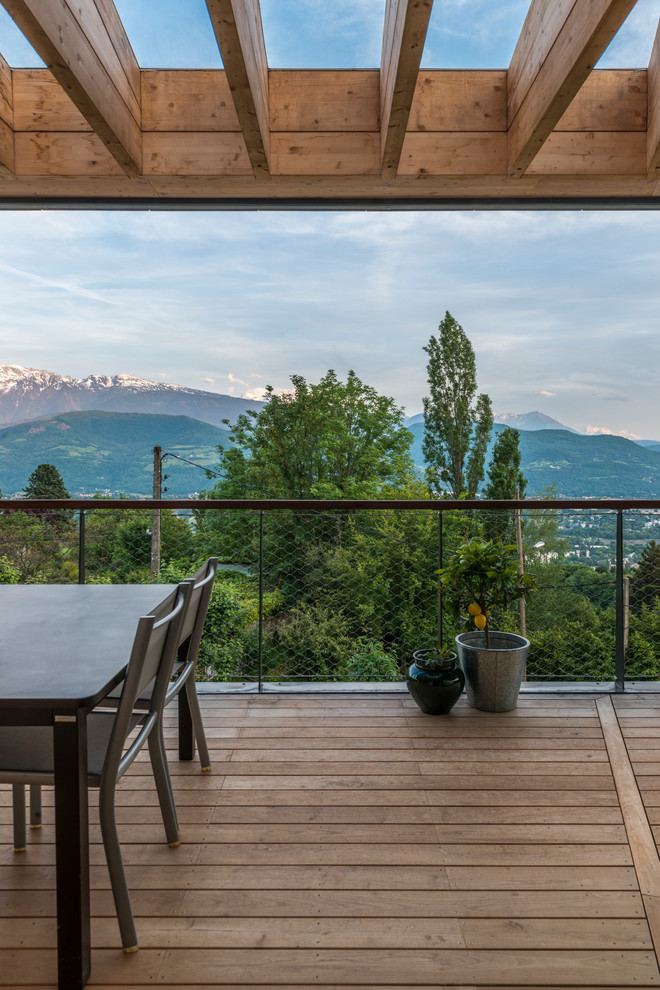 Design ideas for a large scandinavian terrace in Grenoble with a roof extension.