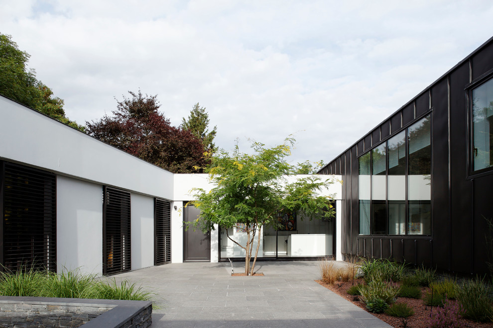 Стильный дизайн: двор среднего размера на внутреннем дворе в современном стиле - последний тренд