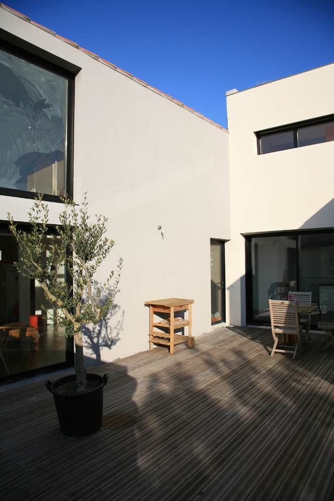 Design ideas for a contemporary patio in Nantes.