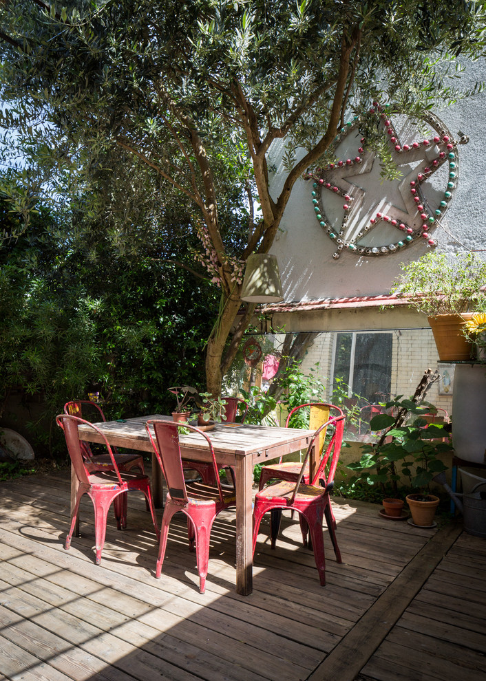 Ejemplo de terraza bohemia de tamaño medio sin cubierta en patio trasero con jardín de macetas