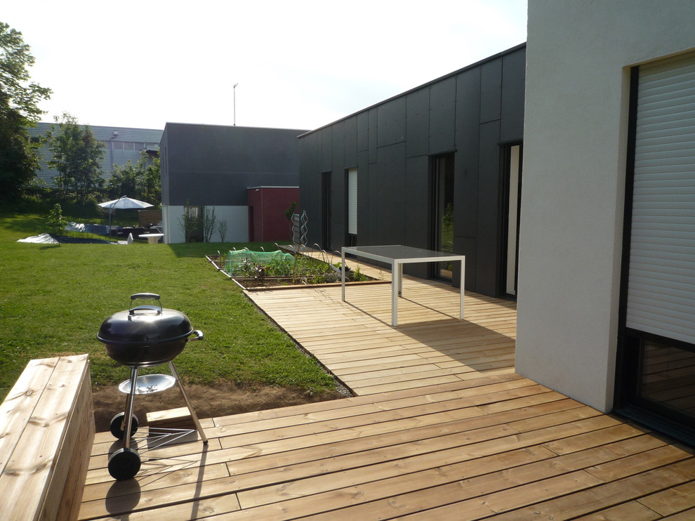 Große Moderne Terrasse hinter dem Haus mit Kübelpflanzen in Rennes