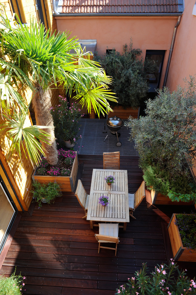 Modelo de patio mediterráneo con jardín de macetas y entablado