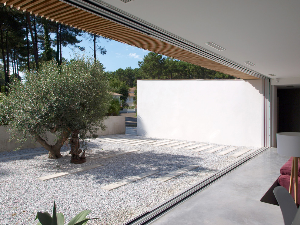 Photo of a contemporary patio in Toulouse.