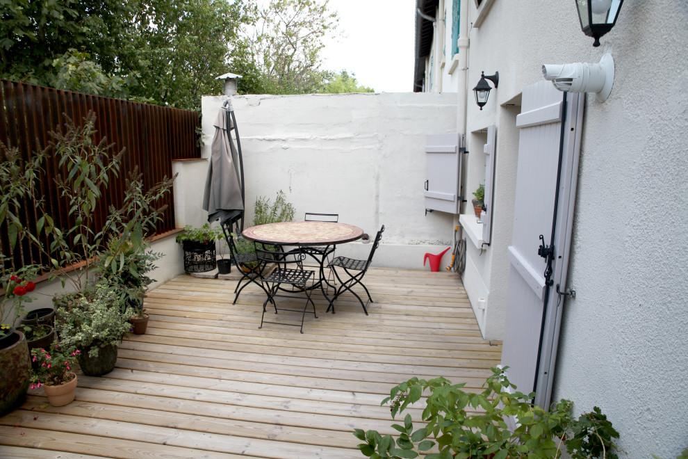 Exemple d'une terrasse arrière tendance de taille moyenne avec aucune couverture.