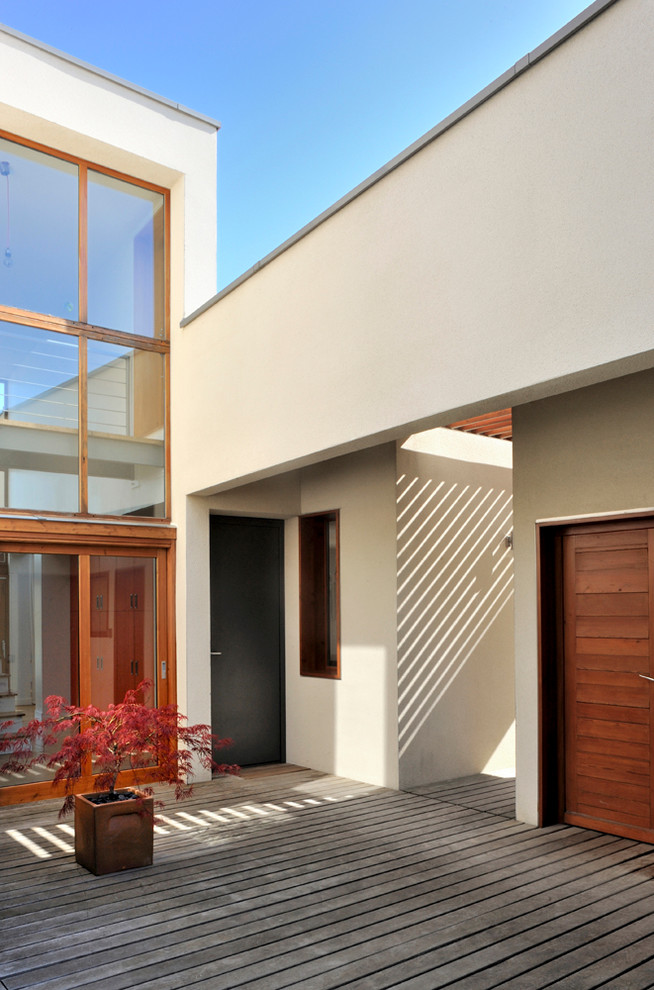 Imagen de terraza minimalista de tamaño medio sin cubierta en patio