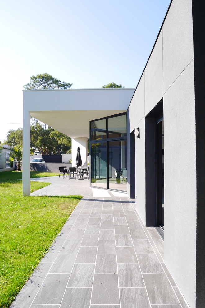 This is an example of a contemporary patio in Bordeaux.