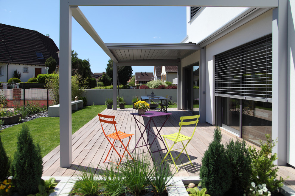 Immagine di un patio o portico design di medie dimensioni e nel cortile laterale con un giardino in vaso e pedane