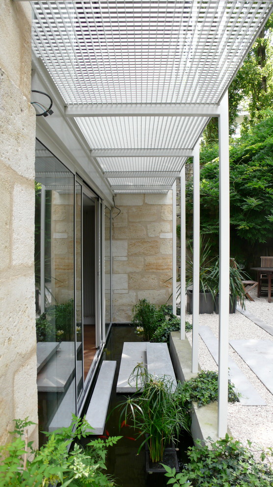 Идея дизайна: двор в современном стиле с фонтаном и мощением тротуарной плиткой