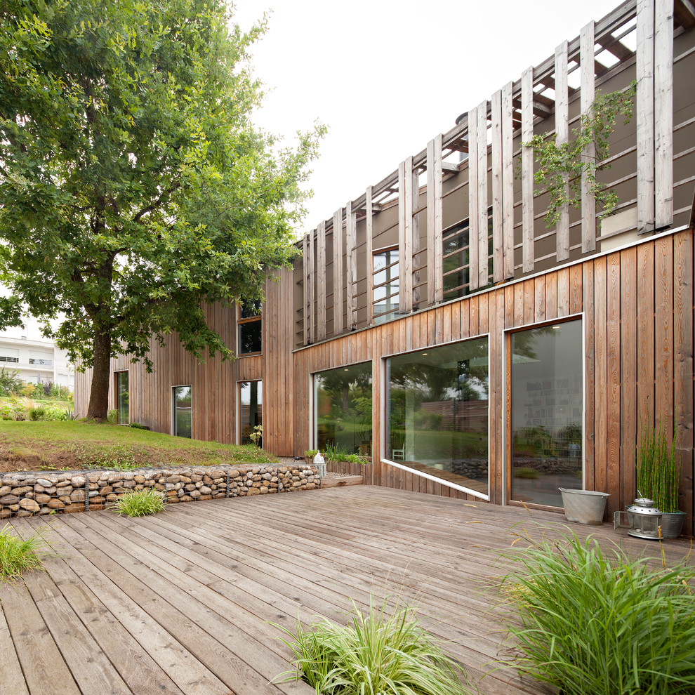 Diseño de terraza contemporánea de tamaño medio con pérgola