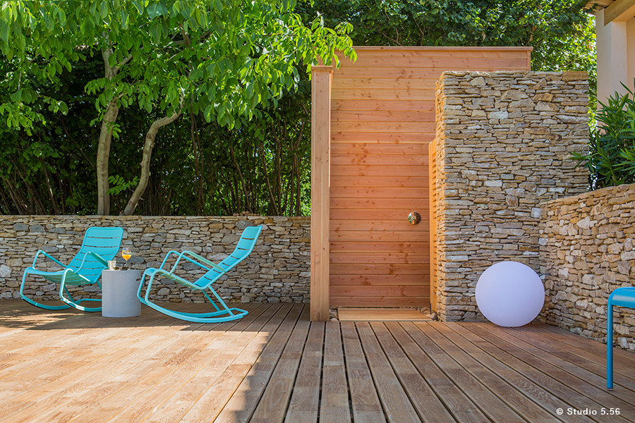 Свежая идея для дизайна: душ на террасе среднего размера в современном стиле без защиты от солнца - отличное фото интерьера