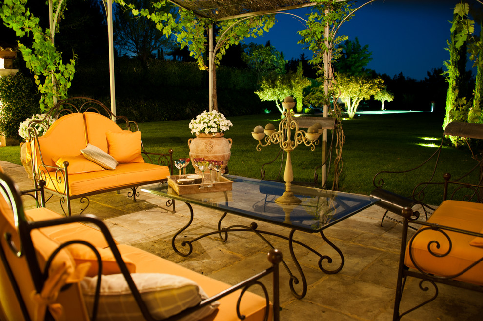 Imagen de patio mediterráneo grande en patio delantero con adoquines de piedra natural, pérgola y jardín vertical