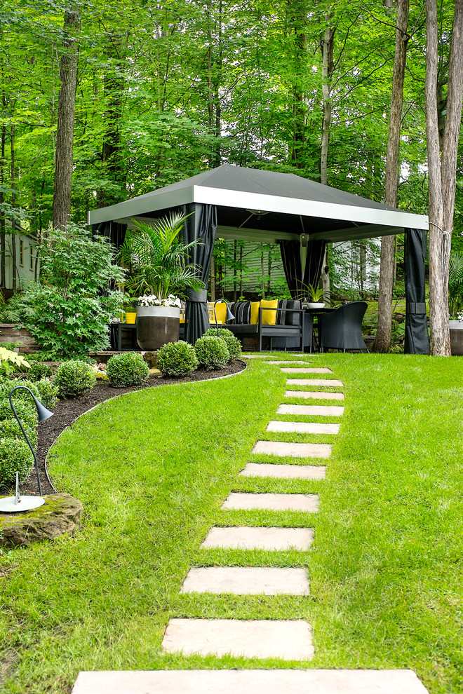 Diseño de patio tropical de tamaño medio en patio con cocina exterior, adoquines de piedra natural y cenador