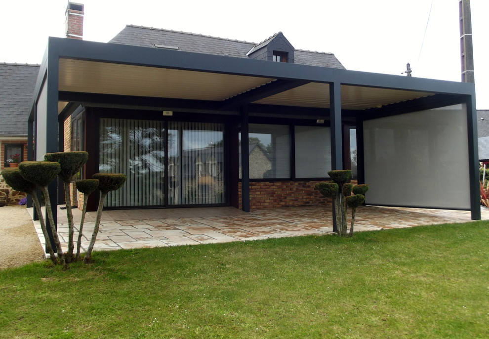 Große Moderne Pergola neben dem Haus mit Outdoor-Küche und Natursteinplatten in Sonstige