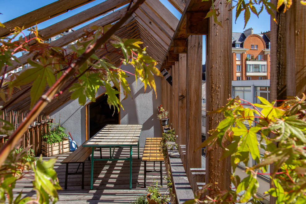 Skandinavische Terrasse im Dach mit Kübelpflanzen in Rennes