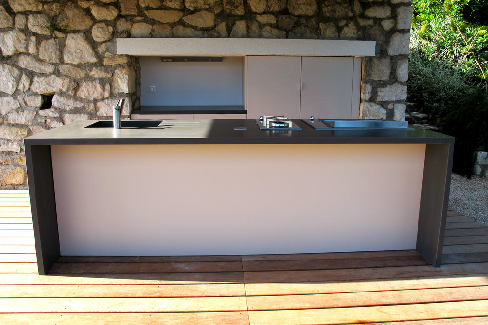 Réalisation d'une terrasse méditerranéenne avec une cuisine d'été.