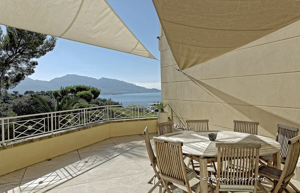 Cette image montre une terrasse méditerranéenne.