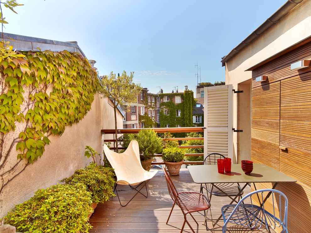 Mittelgroße, Unbedeckte Moderne Dachterrasse im Dach mit Kübelpflanzen in Paris