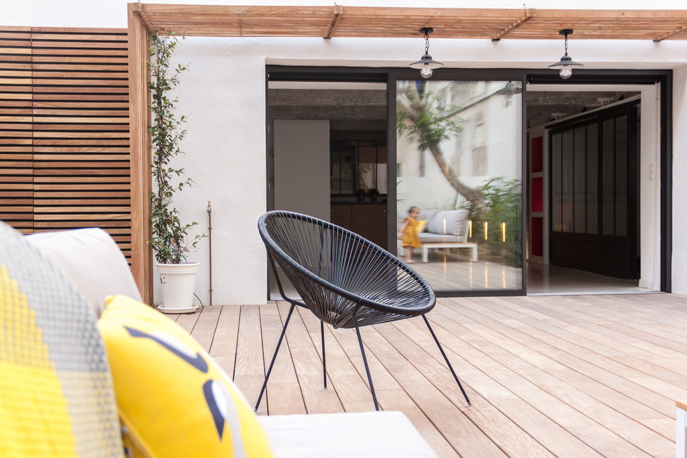 Inspiration pour une terrasse en bois arrière méditerranéenne de taille moyenne avec une cuisine d'été et une pergola.
