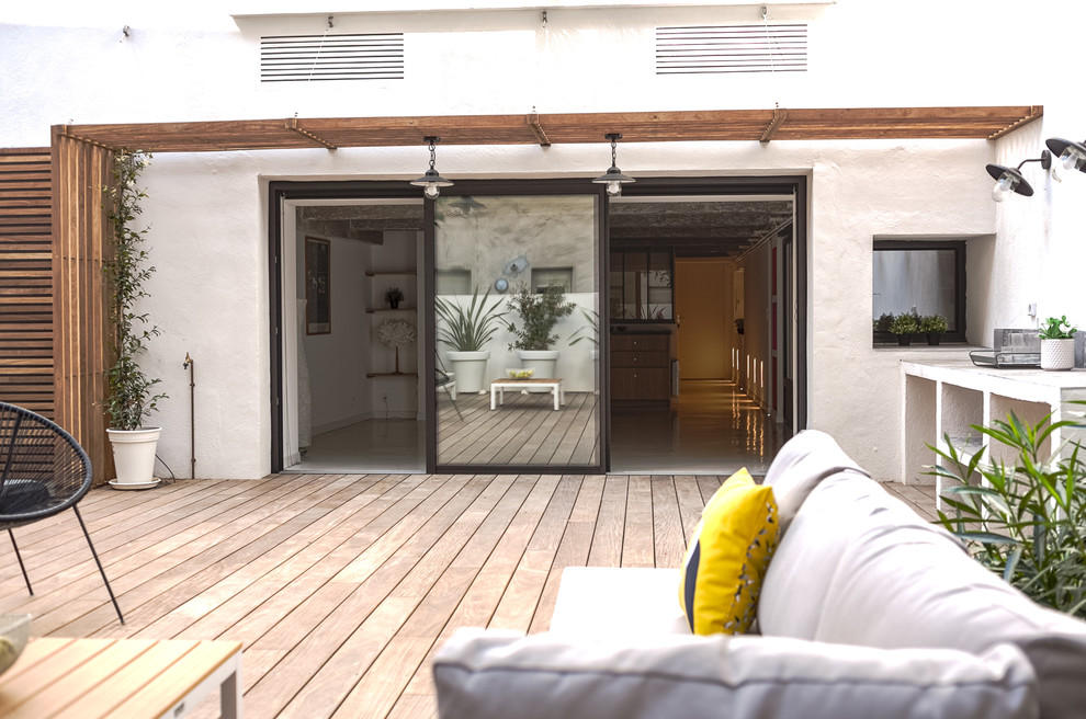 Foto di un patio o portico mediterraneo di medie dimensioni e dietro casa con pedane e una pergola