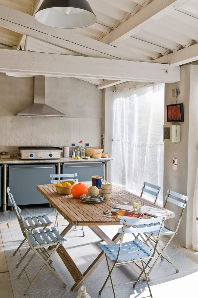 Idée de décoration pour une terrasse design de taille moyenne avec une cuisine d'été et une extension de toiture.