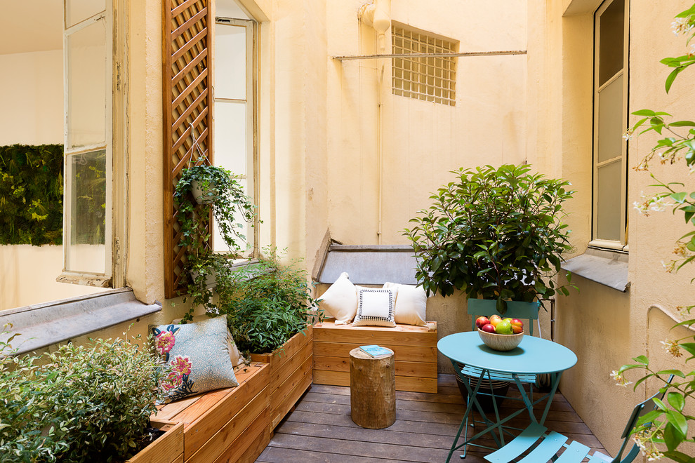 Design ideas for a scandi courtyard terrace in Paris with a potted garden.