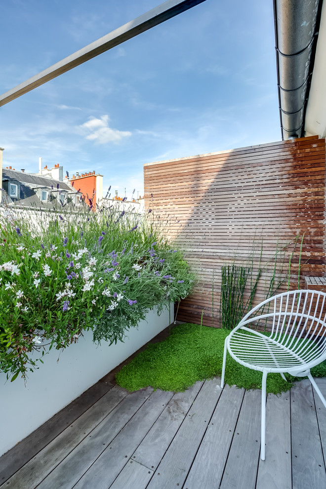Inspiration for a contemporary deck remodel in Paris