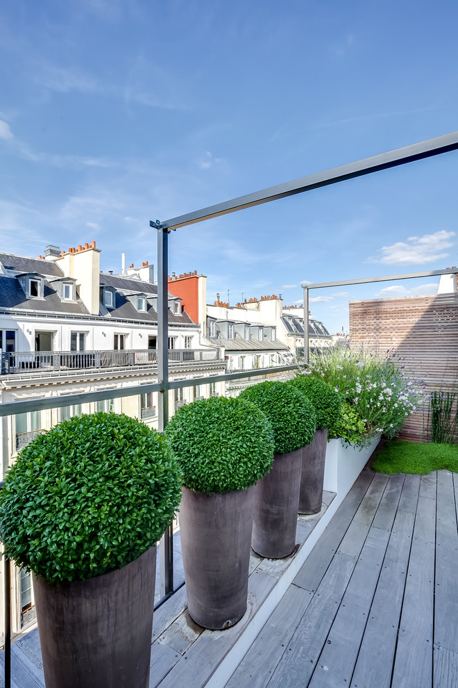 Trendy deck photo in Paris