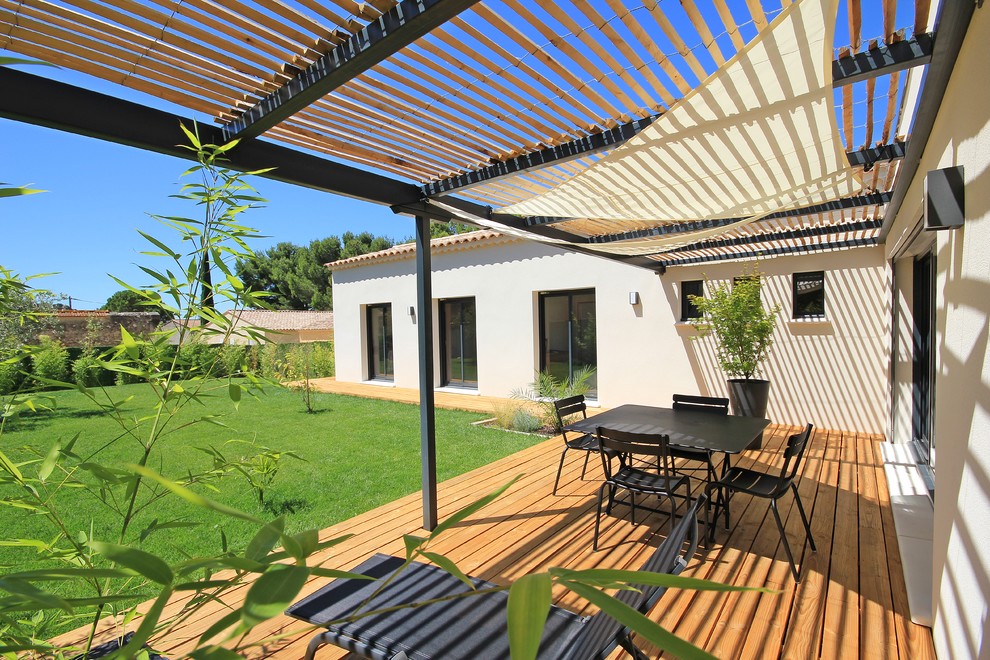 Idee per una terrazza contemporanea di medie dimensioni e dietro casa con un giardino in vaso e una pergola
