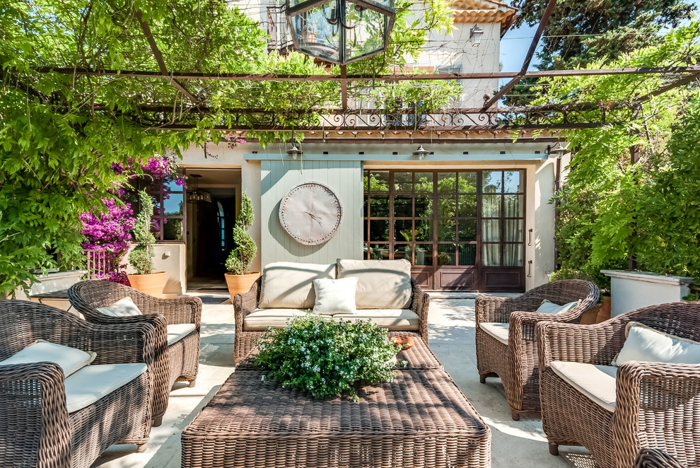 Источник вдохновения для домашнего уюта: пергола во дворе частного дома на заднем дворе в средиземноморском стиле