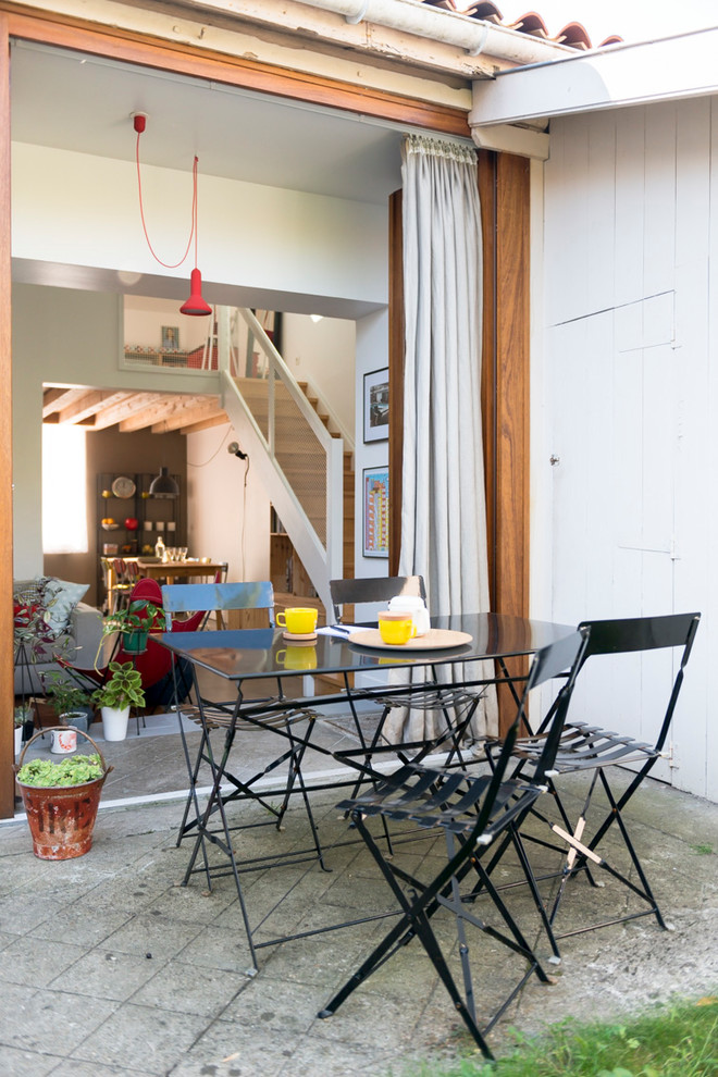 Стильный дизайн: двор на заднем дворе в скандинавском стиле с покрытием из бетонных плит без защиты от солнца - последний тренд