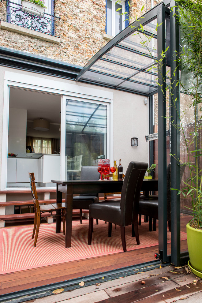 Deck - mid-sized contemporary deck idea in Paris