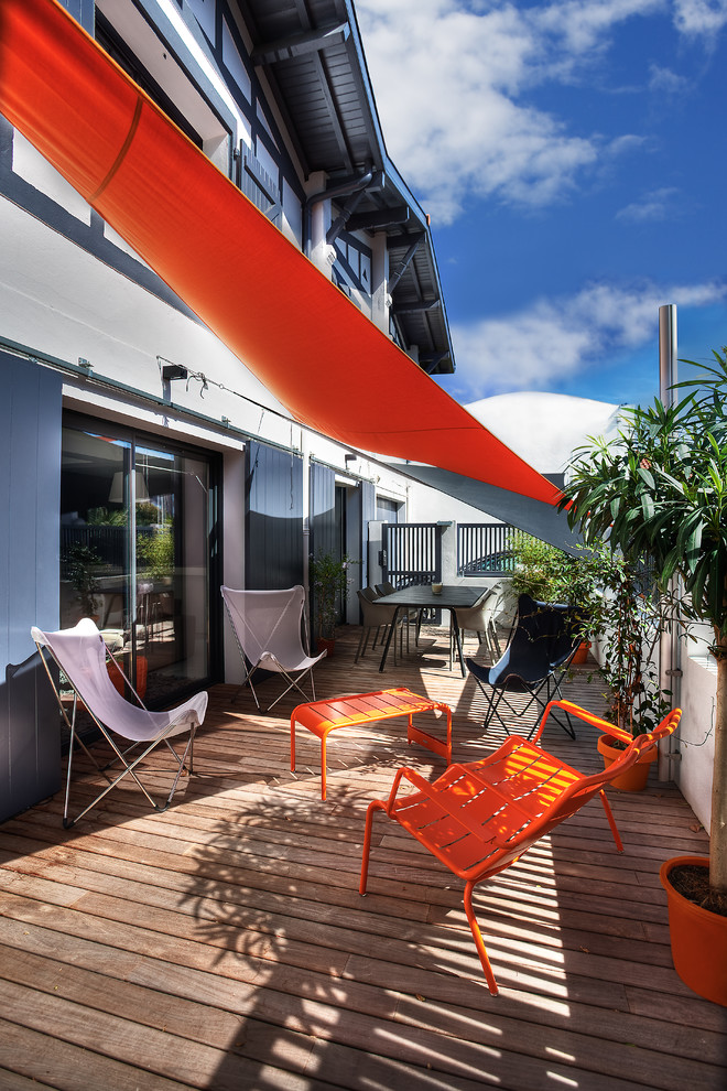 Deck - contemporary deck idea in Bordeaux