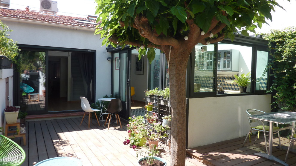 This is an example of a contemporary patio in Marseille.