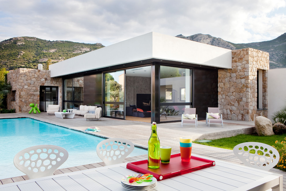 Inspiration pour une grande terrasse arrière minimaliste avec aucune couverture.