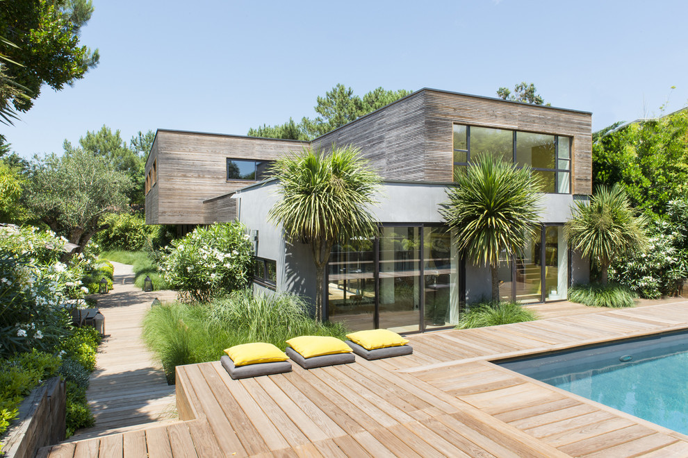 Diseño de terraza contemporánea grande sin cubierta en patio lateral