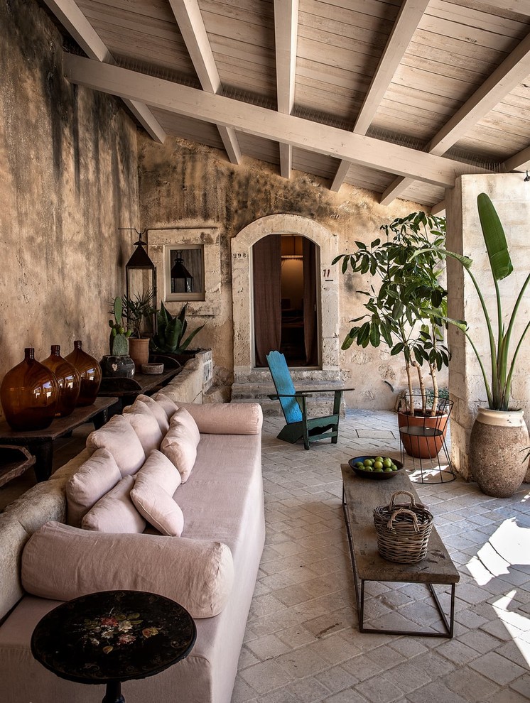 Imagen de patio mediterráneo de tamaño medio en patio lateral con adoquines de ladrillo y pérgola